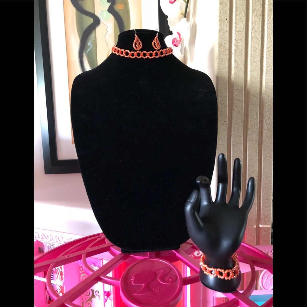 LOOP BEADED NECKLACE.